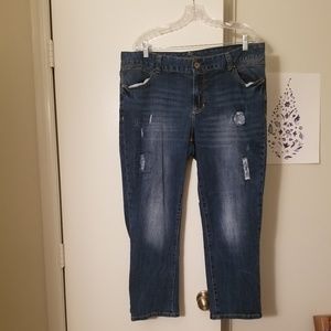 Distressed cropped loose-fitting jeans